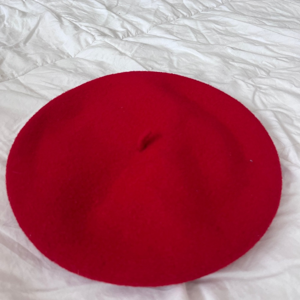 french red beret i brought this in the south of France 
color red one size